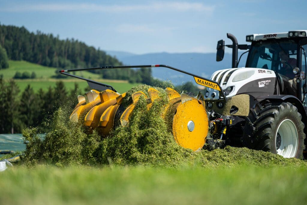 Siloverteiler Mammut im Fahrsilo mit Steyr Traktor