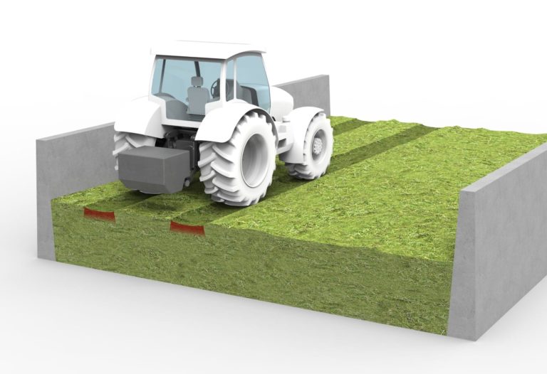 Traktor mit Heckgewicht anstatt Silowalze SILO KOMPAKT - Matratzeneffekt im Silo