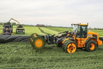 Epandeur d'ensilage Mammut en action avec une chargeuse sur pneus JCB