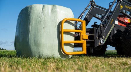 Round bale transport devices - Round bale clamp avoids damage to the silage film