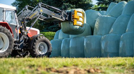 MAMMUT round bale clamping tines are ideally suited to the stacking of bales.