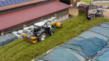 Time factor: When making silage, it is important to match the harvesting vehicles well to one another.
