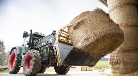 Straw bale transport with the Silage grab bucket SILO GRIP