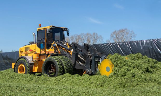 Silage spreader with equipment for wheel loaders in use for grass harvesting