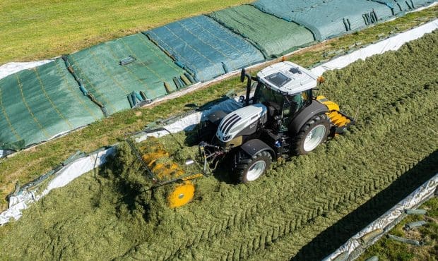 SILO FOX zwenkbare kuilverdeler met Steyr-trekker verdeelt veevoer