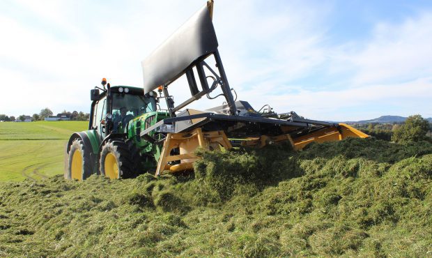 Rotary silage spreader during ensiling - MAMMUT Silo Twist